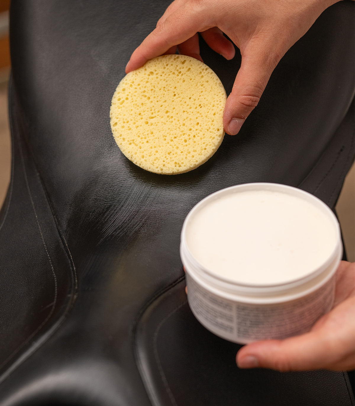Sapone per selle e cuoio in scatola di latta